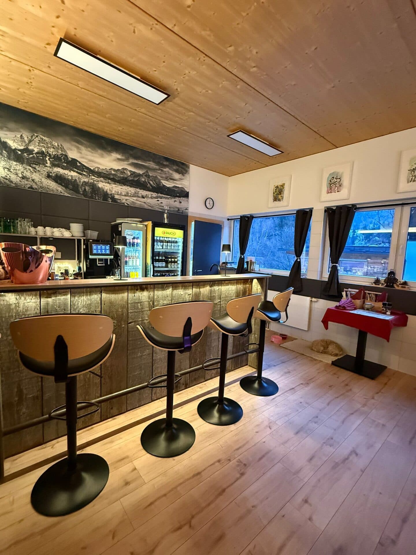 Gastraum mit Bar und Panoramabild