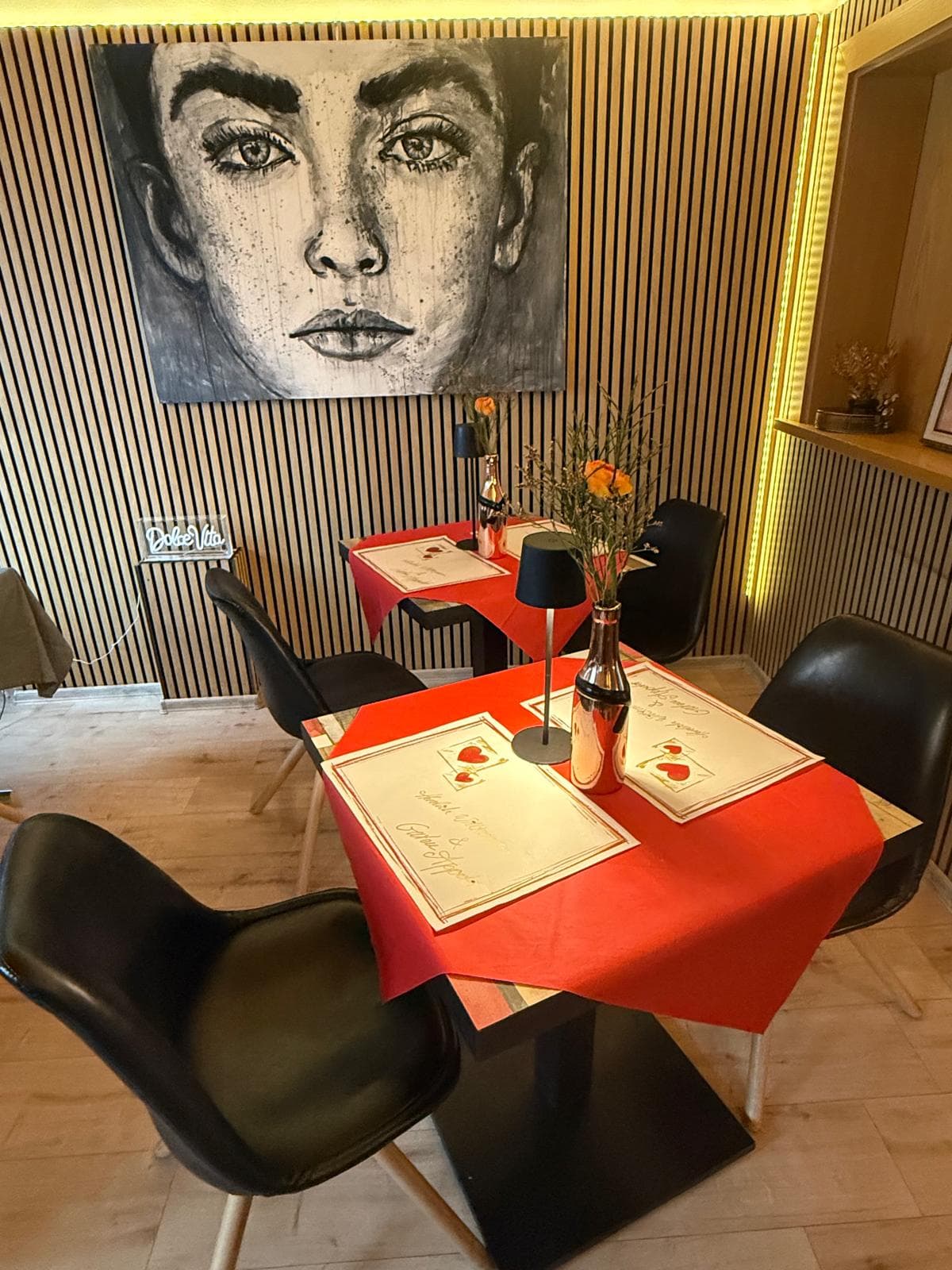 Gedeckter Tisch mit roter Tischdecke